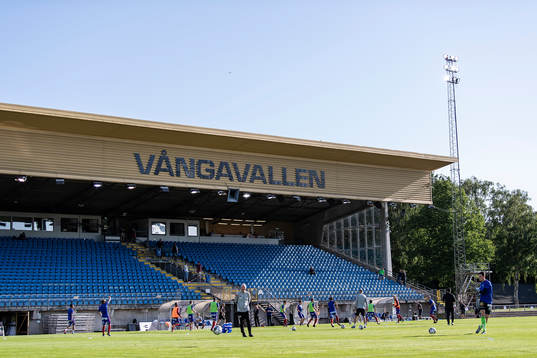 Spelarna värmer upp på Vångavallen