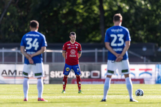 Östers Johan Persson deltar i en tyst minut för att hedra
