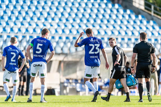 Trelleborgs Fredrik Liverstam lämnar planen skadad