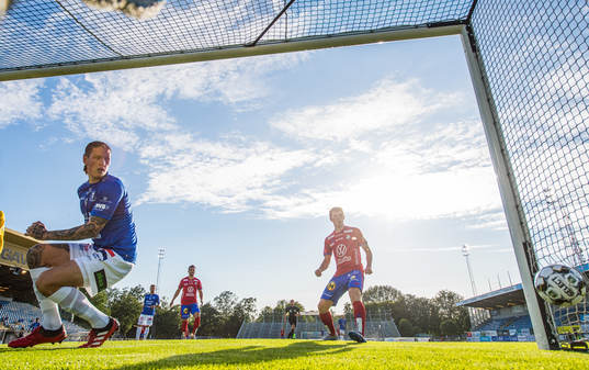 Östers James Keene (ej i bild) gör 0-1 förbi Trelleborgs