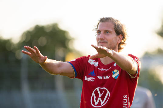 Östers Oliver Silverholt jublar