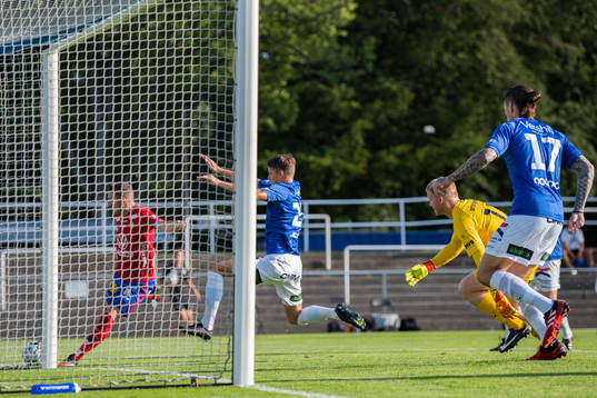 Östers James Keene gör 0-1 från snäv vinkel bakom