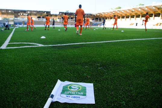 Hörnflagga framför AFC Eskilstunas spelare