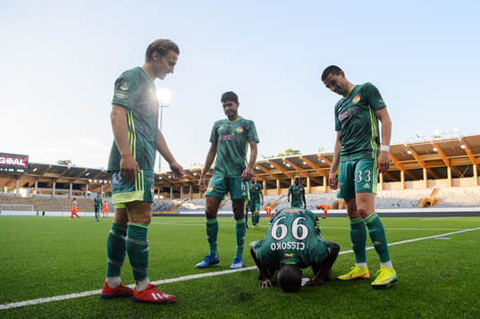 Dalkurds spelare jublar med Kerfala Cissoko
