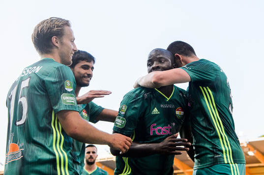 Dalkurds spelare jublar med Kerfala Cissoko