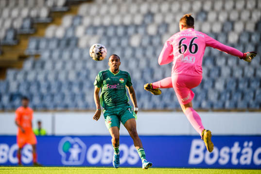 AFC Eskilstunas målvakt Wille Jakobsson rensar bort boll