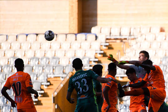 Dalkurds målvakt Filip Anger med en räddning