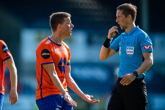 Jonas Grønner of Aalesund and Espen Andreas Eskås, referee