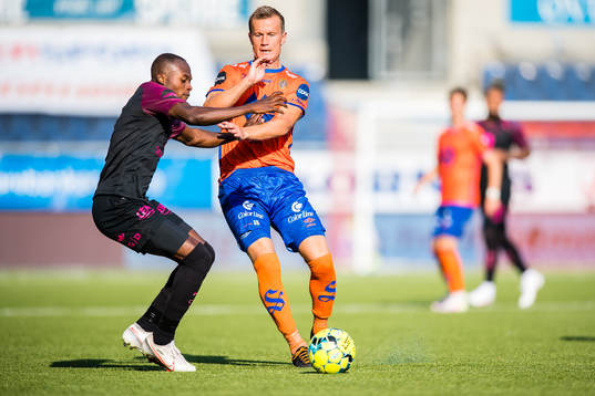 Gilbert Koomson of Brann and Ståle Stålinho Sæthre of
