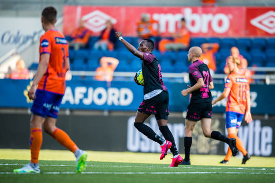Karamoko Daouda Bamba of Brann celebrates