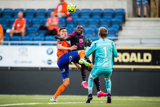 Daniel Leo Gretarsson Schmidt of Aalesund, Karamoko Daouda