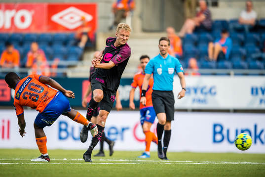 Izunna Arnest Uzochukwu of Aalesund and Kristoffer Ramos