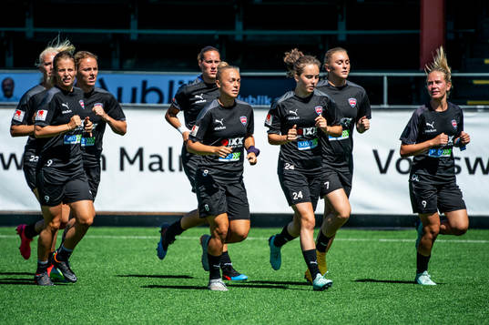 Hanna Bennison och Matilda Kristell i mitten
