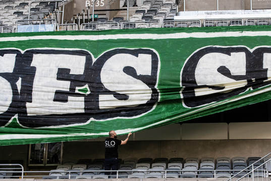 Hammarbys SLO rättar till en banderoll