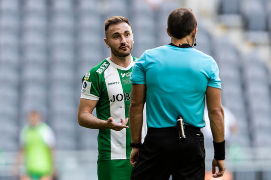 Hammarbys Muamer Tankovic i diskussion med domare Kaspar