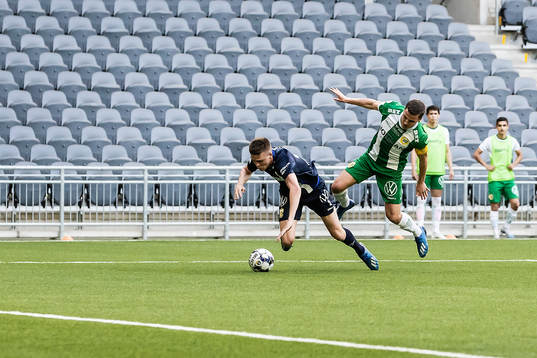 Hammarbys Jeppe Andersen och IFK Göteborgs Emil Holm i en