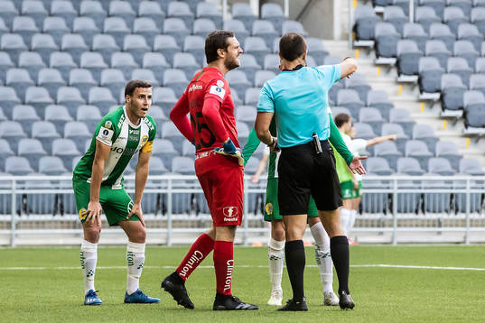 Hammarbys Jeppe Andersen tilldelas ett rött kort av domare