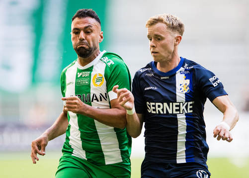 Hammarbys Imad Khalili i en närkamp med IFK Göteborgs