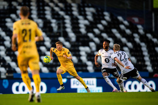 Alfons Sampsted of Bodø/Glimt and Samuel Adeniyi Adegbenro