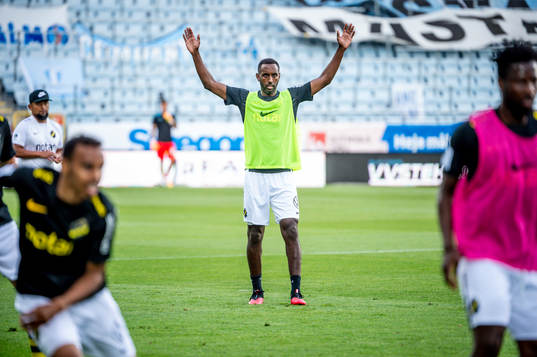 Henok Goitom värmer upp innan