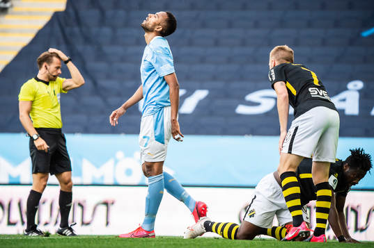 Malmö FFs Isaac Kiese Thelin deppar