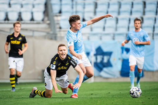 s Karol Mets och Malmö FFs Tim Prica