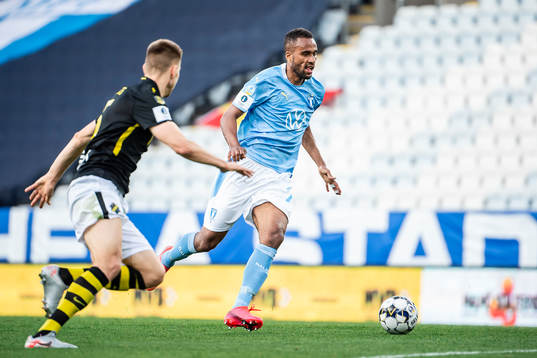 s Karol Mets och Malmö FFs Isaac Kiese Thelin