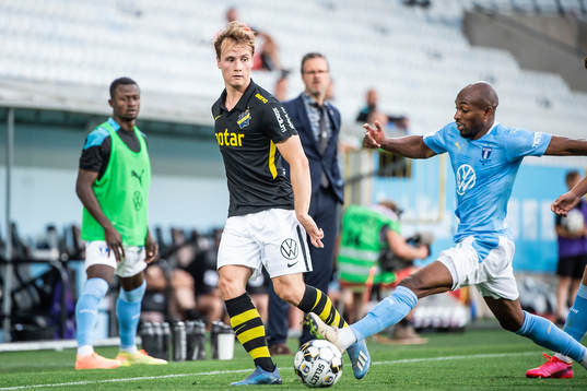s Karol Mets och Malmö FFs Fouad Bachirou
