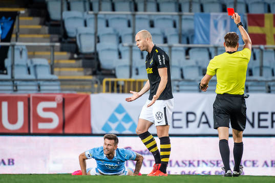 s Per Karlsson tilldelas ett rött kort