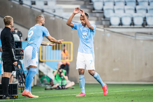 Malmö FFs Isaac Kiese Thelin byts ut och Guillermo Molins