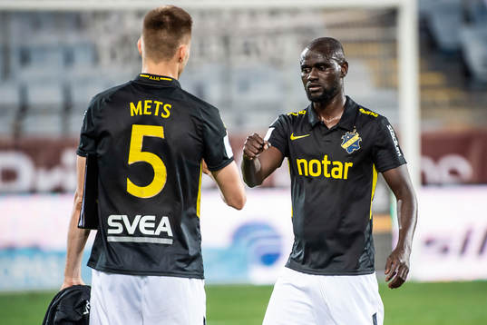 s Karol Mets och Enoch Kofi Adu deppar