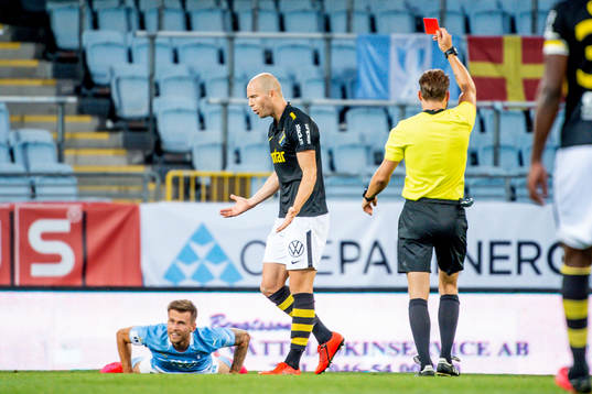 s Per Karlsson får rött kort av domaren