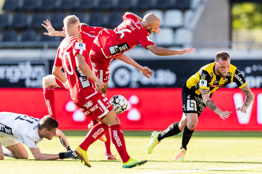 Häckens Alexander Faltsetas och Elfsborgs målvakt Tim