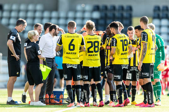 Häckens tränare Andreas Alm ger instruktioner