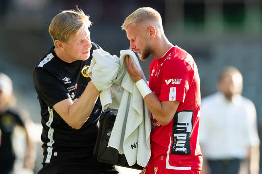 Elfsborgs Simon Strand blöder i ansiktet