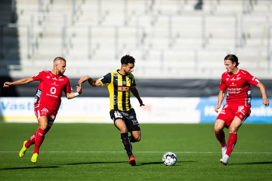 Elfsborgs Simon Strand och Simon Olsson mot Häckens Daleho