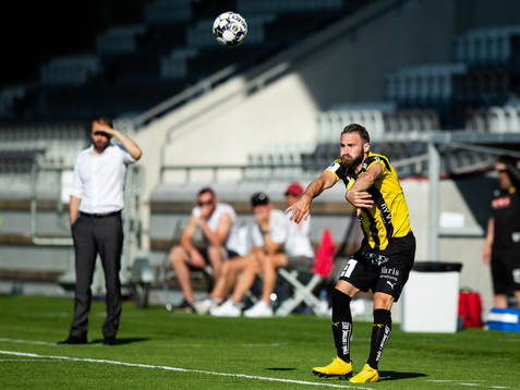 Häckens Oskar Sverrisson kastar ett inkast