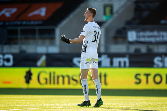 Elfsborgs målvakt Tim Rönning jublar på slutsignalen av