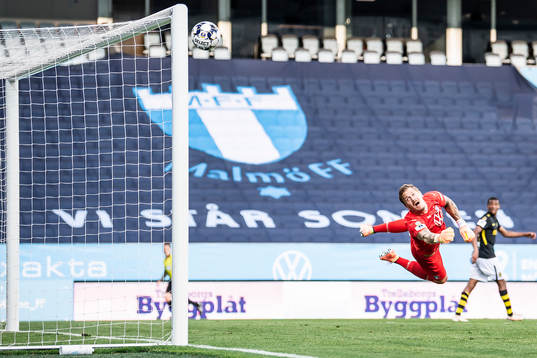 Malmö FFs målvakt Johan Dahlin ser bollen gå i ribban