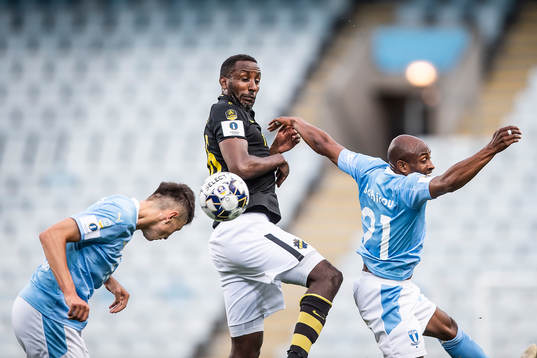 s Henok Goitom mot Malmö FFs Anel Ahmedhodzic och Fouad