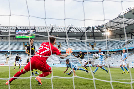 s Paulos Abraham gör 0-1 bakom Malmö FFs målvakt Johan