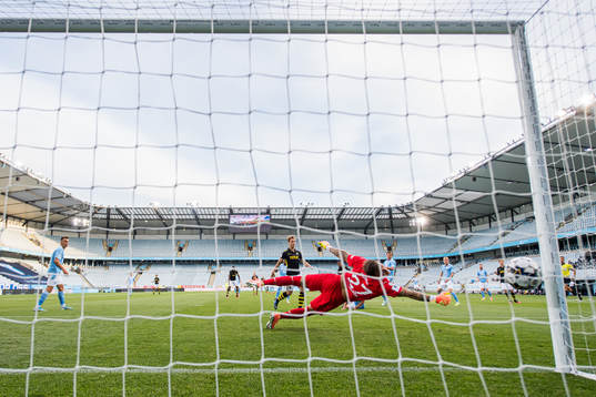 s Paulos Abraham gör 0-1 bakom Malmö FFs målvakt Johan