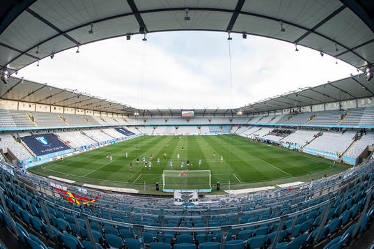 Malmö FFs målvakt Johan Dahlin gör en räddning på ett