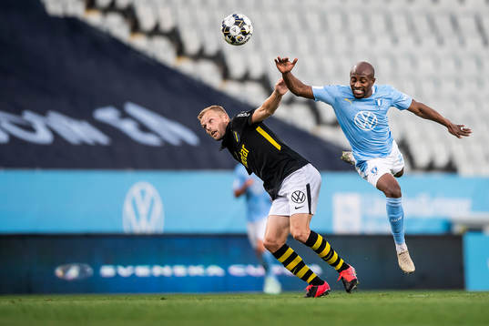s Sebastian Larsson och Malmö FFs Fouad Bachirou