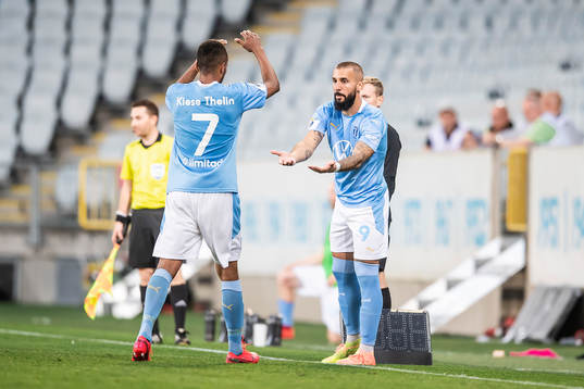 Malmö FFs Isaac Kiese Thelin byts ut och Guillermo Molins