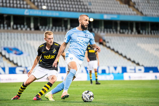 s Sebastian Larsson och Malmö FFs Guillermo Molins