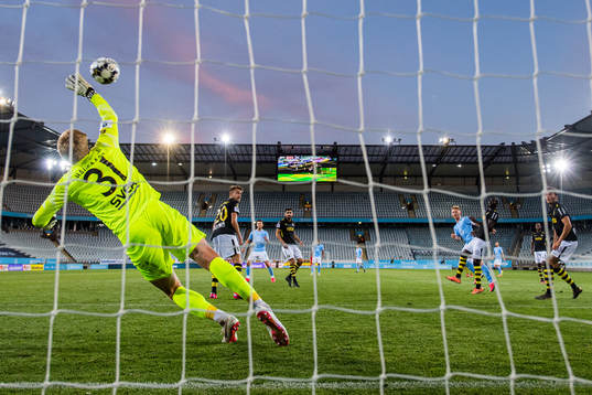 s målvakt Jacob Haugaard och fullbordar sitt hattrick
