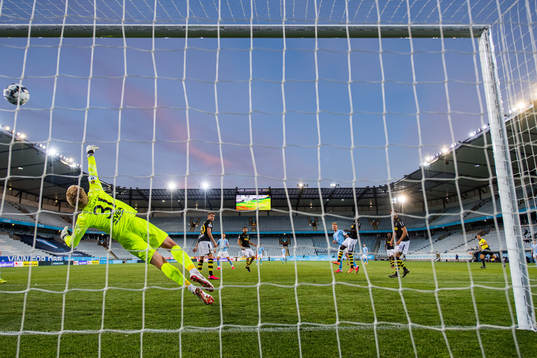 s målvakt Jacob Haugaard och fullbordar sitt hattrick
