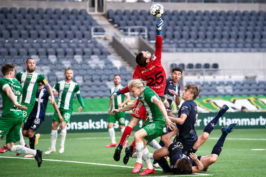 Hammarbys målvakt Davor Blazevic med en räddning