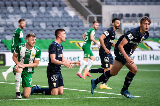 IFK Göteborgs Emil Holm reagerar